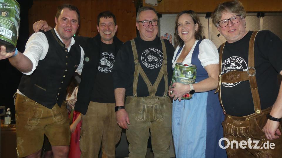 Thomas Walberer (links) und Chelsea Hain (Zweite von rechts) siegen beim Maßkrugstemmen und sichern sich jeweils ein Fünf-Liter-Fässchen Bild: rn