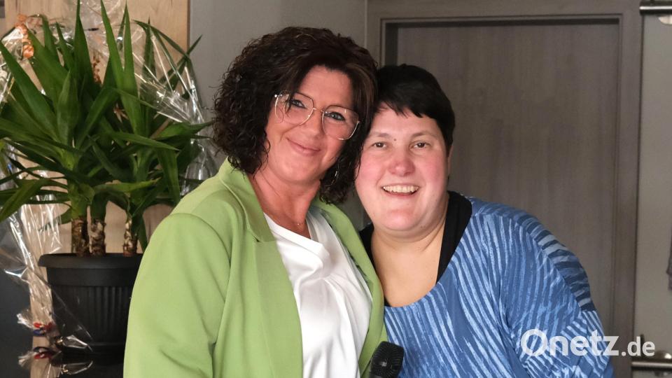 Werkstatt-Mitarbeiterin Claudia (rechts) gratuliert mit einem Geburtstagsständchen. Zur zur Freude von B14-Leiterin Kerstin Nagler (links). Bild: Hirsch