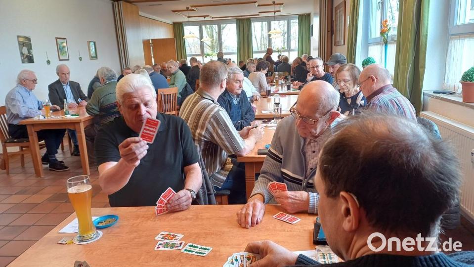 Beim Josefi-Preisschafkopf der SPD AG 60plus im Schützenheim spielen die Teilnehmer an 14 Tischen um den Sieg. Bild: Leitmeier/exb