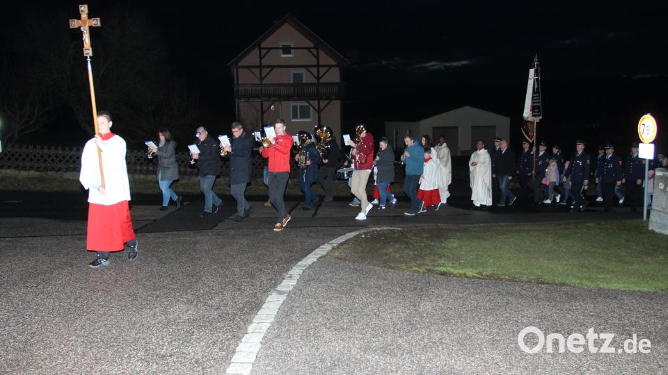 Mit einem Kirchenzug beginnen die Feierlichkeiten zum Patrozinium der Filialkirche St. Josef. Bild: pi