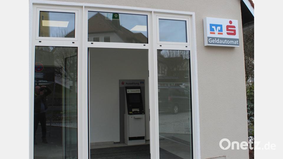 Der Geldautomat für Kunden der Raiffeisenbank und der Sparkasse befindet sich nun in den neuen Räumen des alten Feuerwehrhauses. Bild: soj
