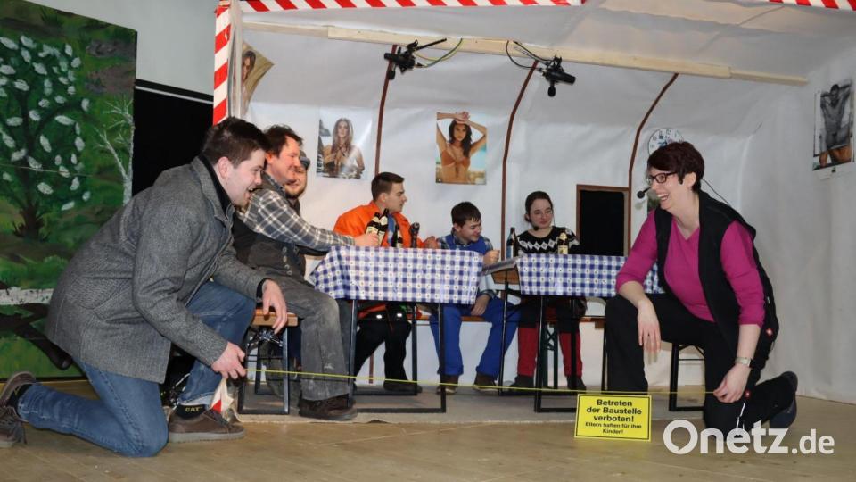 Tom Schreiners Team probt für das Singspiel. Es ist der Höhepunkt des Starkbierfestes in Pertolzhofen. Bild: Katrin Thanner/exb