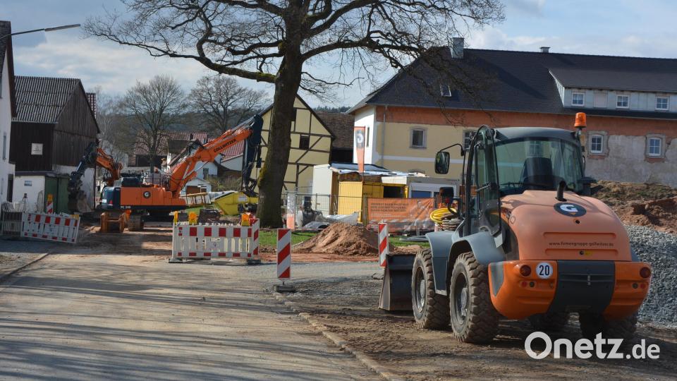Seit gut zehn Tagen gehen die Arbeiten zur Erneuerung des Kanalnetzes in Kondrau weiter. Für diese Maßnahmen sind heuer 1,9 Millionen Euro im Haushalt der Stadt Waldsassen eingeplant – der mit Abstand größte Posten bei den Investitionen. Bild: jr
