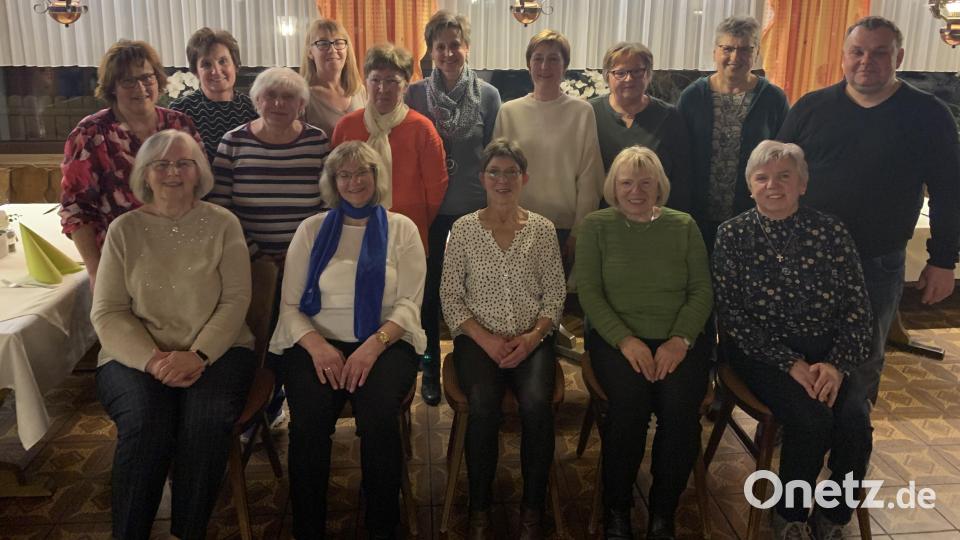 Die geehrten Mitglieder des Frauenbundes Wurz (stehend, von links): Christine Schaller, Anita Schopper, Karola Mittelmeier, Gabi Flieger, Mathilde Kurz, Barbara Ernst, Sabine Gruber, Christa Bäumler, Martina Mois, Matthias Nowotny. Sitzend, von links: Maria Franz, Brigitte Fütterer, Monika Liebs, Hildegard Leipold, Martina Mois. Bild: tok