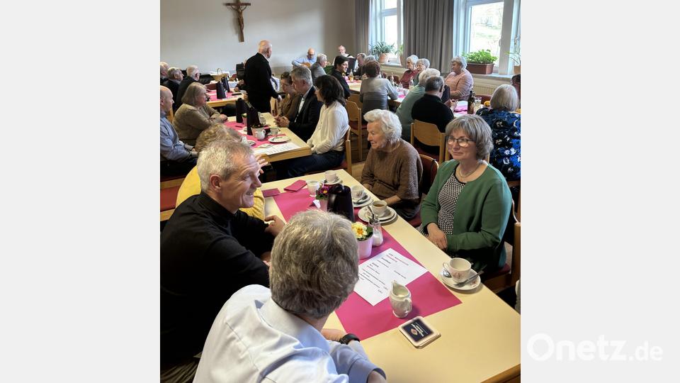 Mit selbstgebackenen Kuchen und Kaffee wurden die Gäste verwöhnt, später gab es noch Bratwürste zum Bier. Bild: cro