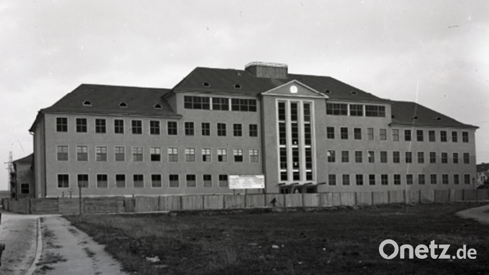 Im Stadtarchiv Amberg fanden die Schüler alte Fotografien des GMG. Bild: Stadtarchiv Amberg/exb