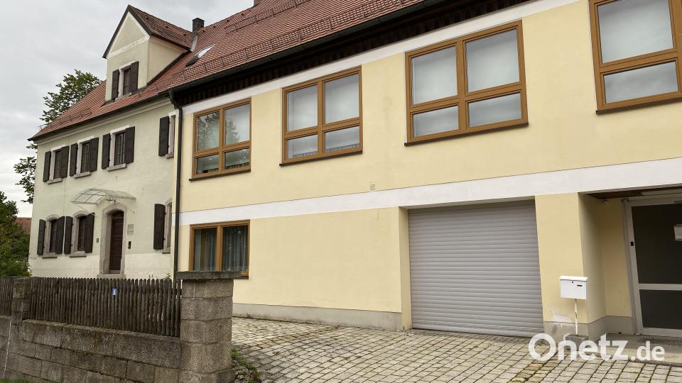 Der Verkauf des Pfarrhauses (linkes Haus) war schon längst beschlossen, vom Bonhoeffer-Haus (rechts, gelb) wollte sich die Kirchengemeinde ursrpünglich jedoch nicht trennen. Wegen des Verkaufs gab es Kirchenaustritte, und Mitarbeitende in der Gemeinde legten Aufgaben nieder. Archivbild: Eichl