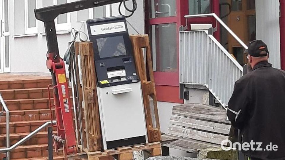 Nur mit einem Kran konnte der Geldautomat transportiert werden. Bild: soj