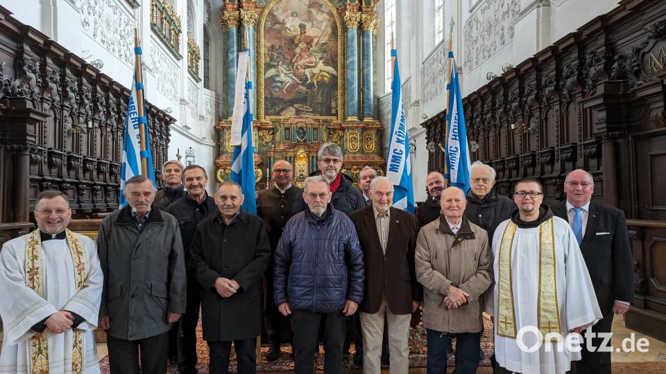 Die hohen Jubilare der MMC (vorne, von links): Zentralpräses Markus Brunner, Johann Horst (70 Jahre/Kümmersbruck), Franz Horst (70/Fürth), Pfarrer Johann Schinhammer (70/Schwarzenbach a.d.Saale), Josef Braun (65/Amberg), Josef Augsberger (70/Hahnbach), Vizepräses Pater Seraphin und Präfekt Michael Koller, sowie (hinten von links) Georg Horst (60 Kümmersbruck), Christian Götz (50 Vilseck), Erhard Hirmer (70 Amberg), dahinter die Bannerträger (von links) Gerhard Meier, Wolfgang Gerl, Anton Gruber und Thomas Kuhn. 

(Zweite Reihe von links) Georg Horst (60 Kümmersbruck), Christian Götz (50 Vilseck), Erhard Hirmer (70 Amberg), 
dahinter die Bannerträger (von links) Gerhard Meier, Wolfgang Gerl, Anton Gruber und Thomas Kuhn. Bild: Koller/exb