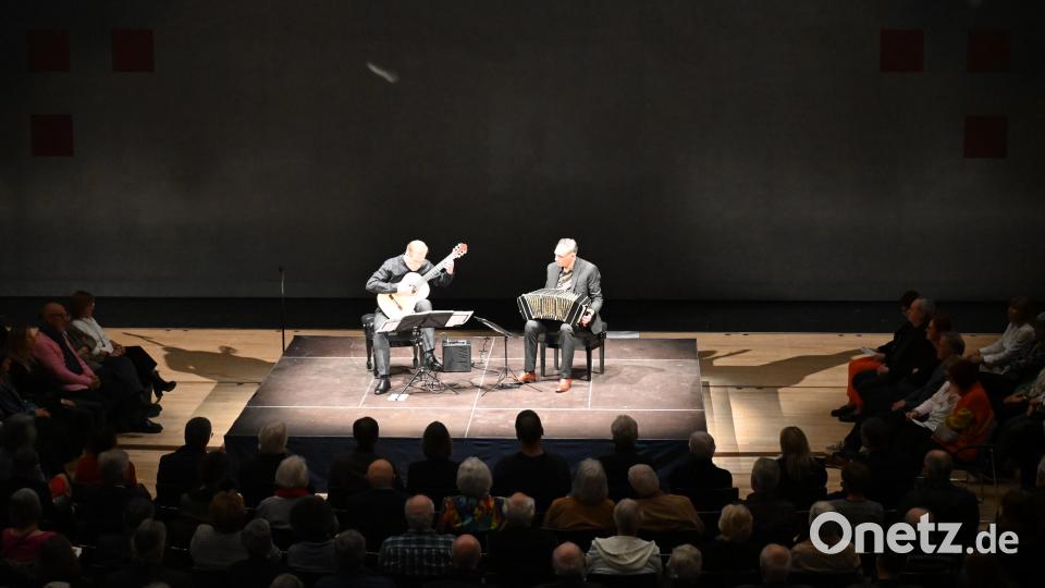 So mancher Besucher ist begeistert von dem Umbau des großen Saales, so dass den beiden Musikern ganz schön nahe kam. Bild: kki