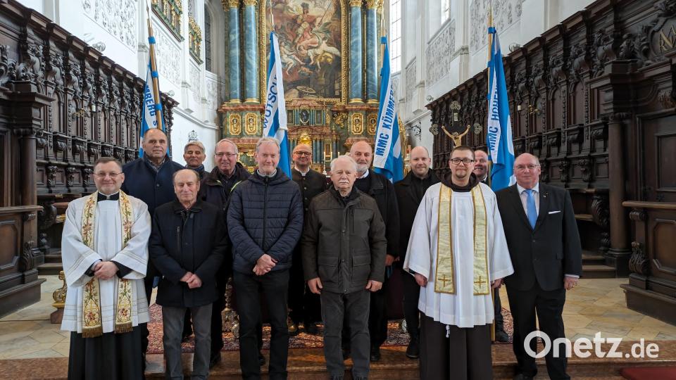 Geehrt für 25 und 40-jährige Zugehörigkeit (vorne, von links): Zentralpräses Markus Brunner, Josef Lang (40/Freudenberg), Werner Kederer (40/Vilseck), Georg Wagner (40/Hahnbach), Vizepräses Pater Seraphin und Präfekt Michael Koller, (hinten, von links) Anton Kohl (40/Hahnbach), Hans Czincoll (40/Amberg), Ewald Gebhard (25/Freudenberg), Florian Gebhard (25/Freudenberg), 
dahinter die Bannerträger (von links) Gerhard Meier, Wolfgang Gerl, Anton Gruber und Thomas Kuhn. Bild: Koller/exb