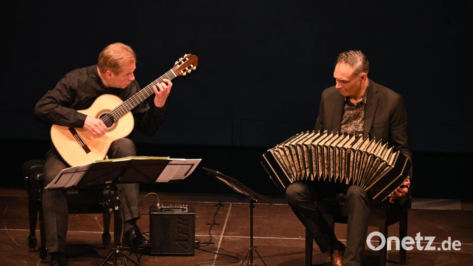 Perfekte Harmonie und Übereinstimmung zeigen Victor Hugo Villena mit dem Bandoneon und der Gitarrist Friedemann Wuttke. Bild: kki