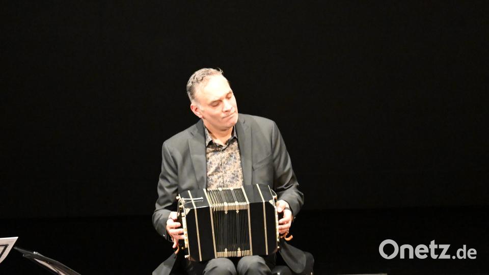Ganz in die Musik versunken präsentiert Victor Hugo Villena zwei Solostücke mit dem Bandoneon. Bild: kki