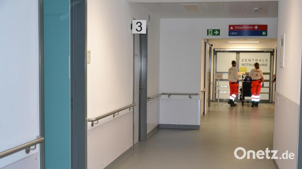 Im Erdgeschoss des Krankenhauses Tirschenreuth wird ganz in der Nähe der bisherigen Notaufnahme die künftige Notfallambulanz eingerichtet. Die Notärzte der "Initiative Kliniken Retten" beklagen, dass es keinen Hintergrunddienst gibt, weshalb die Patienten für die Diagnostik wohl schon über Ostern weite Wege zu anderen Kliniken auf sich nehmen müssten. Bild: as
