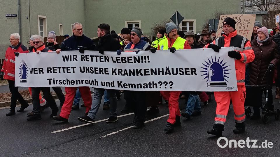 Knapp 5000 Menschen gingen im Januar für den Erhalt des Akutkrankenhauses Tirschenreuth in der bisherigen Form auf die Straße, an der Spitze viele Notärzte. Vergeblich.Gründonnerstag ist der letzte Betriebstag für die Bereiche Chirurgie, Gynäkologie und Intensivstation. Archivbild: as