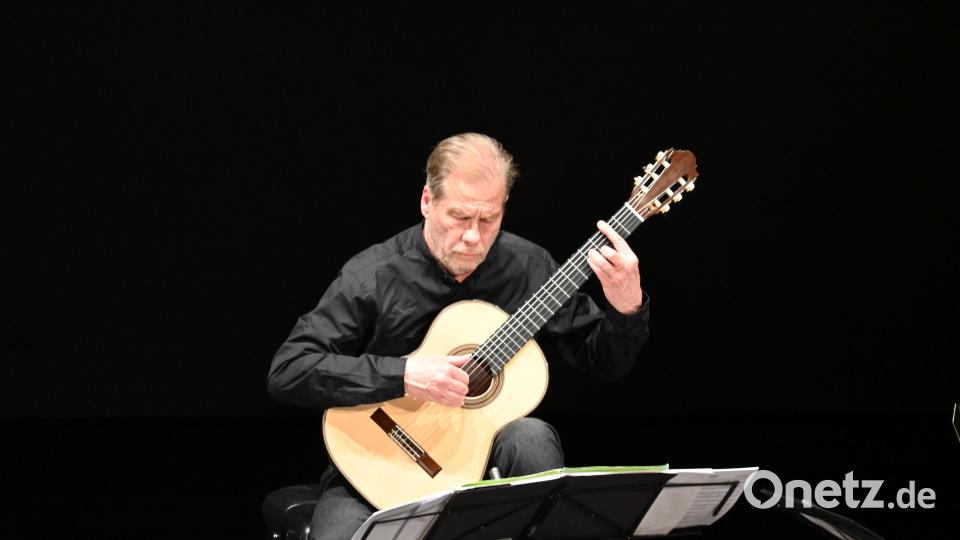 Auch Friedemann Wuttke zeigt seine Leidenschaft und sein Können in zwei Stücken von Heitor Villa-Lobos. Bild: kki