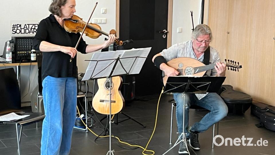 Johanna und Klaus Luther entführen die Zuhörer auf eine musikalische Reise durch verschiedene Kulturen und Traditionen. Bild: Paul Zitzmann/exb