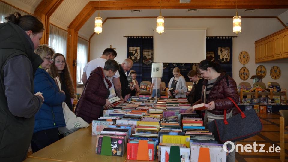 Das Angebot beim Bücher- und Spielebasar in Moosbach ist groß und wird gut angenommen. Bild: gi