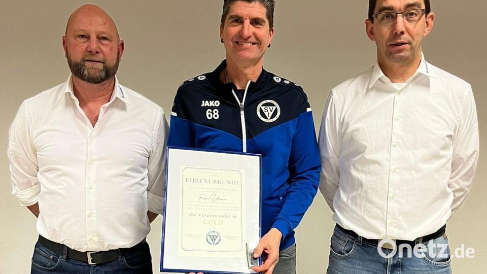 Reiner Ullmann (Mitte) erhielt die Goldene Vereinsnadel. Bild: mez