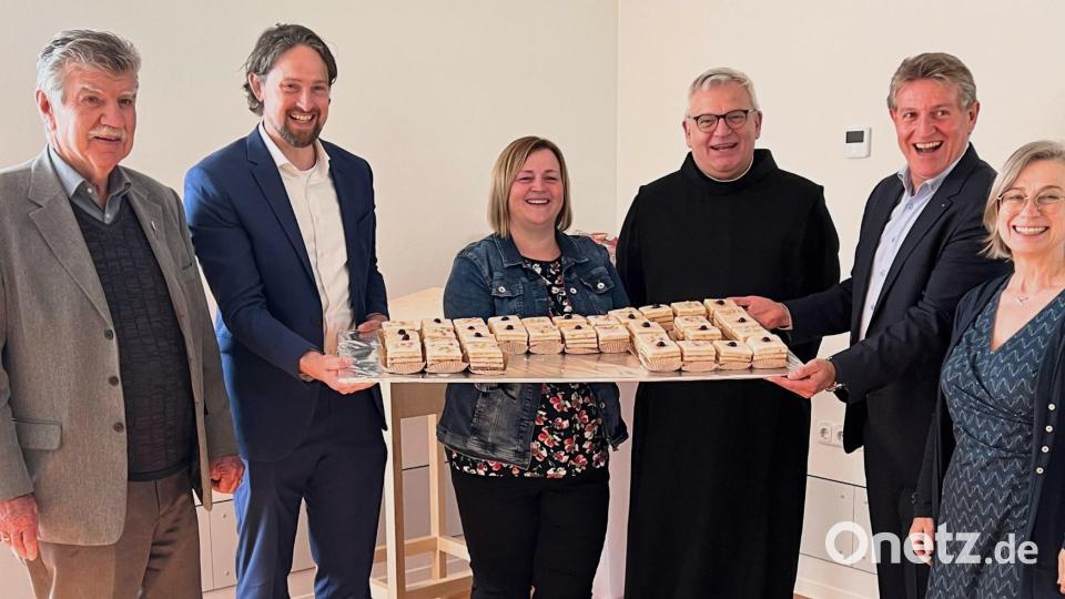 Das Architekturbüro Naumann spendete zur Einweihung der Förderstätte 36 &quot;süße Bausteine&quot; als Symbol für die Anzahl der Betreuungsplätze. Sehr zur Freude des stellvertretenden Landrats Jakob Scharf, des Förderstätten-Leiters Simon Spratter, Teamleiterin Heike Jobst, Provinzial Rudolf Knopp, Geschäftsführer Roland Böck und dritter Bürgermeisterin Marion Juniec-Möller (von links). Bild: Hirsch