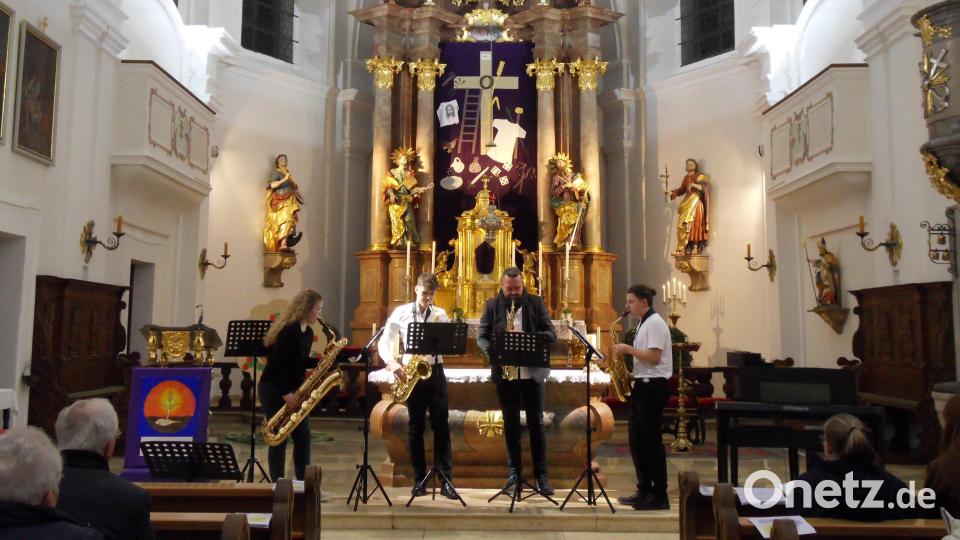 Das Saxofon-Ensemble des Gymnasiums Neustadt bei seinem Auftritt in der Kirche St. Georg. Bild: hbl