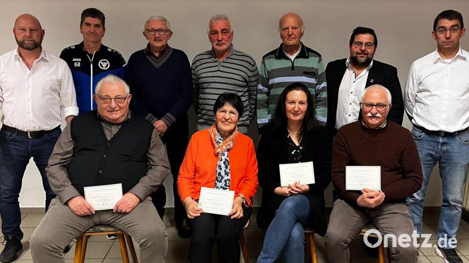 Für 30- bis 70-jährige Treue bedankte sich der Immenreuther Sportverein mit Urkunden. Reiner Ullmann (Zweiter von links) erhielt zudem die Goldene Vereinsnadel. Bild: Sportverein Immenreuth/exb
