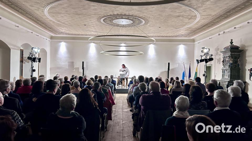 Bernhard Neumann (vorne, Mitte) bei seiner Judas-Aufführung im Rathaussaal. Bild: Janka Hannemann-Mathes/exb