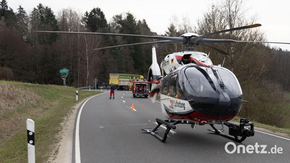 Auch der Rettungshubschrauber Christoph 80 kam an die Unfallstelle bei Wetzldorf. Bild: rw