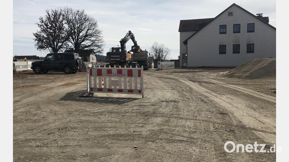 Mit dem ersten Spatenstich haben die Bauarbeiten für den Anbau an das Feuerwehrhaus und die Sanierung des Gebäudes begonnen. Bild: sei