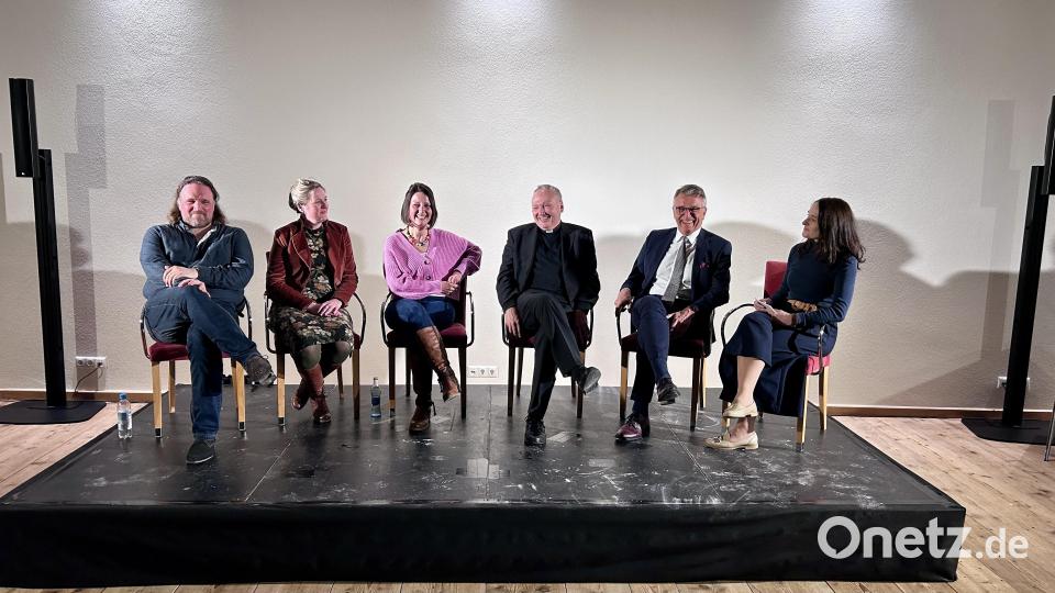 Die Podiumsteilnehmer Petra Sommer-Stark, Franz Stahl, Georg Flierl, Kathrin Karban-Völkl, Dr. Stefanie Schön und Bernhard Neumann (von rechts). Bild: Stadt Tirschenreuth/exb