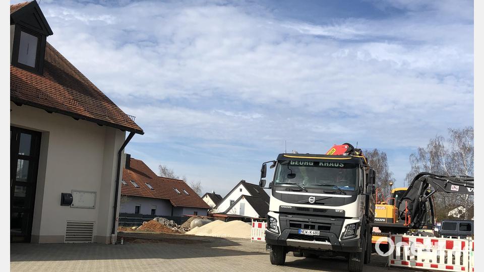 Das Manteler Feuerwehrhaus wird saniert und bekommt noch einen Anbau, damit ausreichend Stellplätze für die Fahrzeuge vorhanden sind und der Unfallschutz für die Mannschaft wieder gegeben ist. Bild: sei