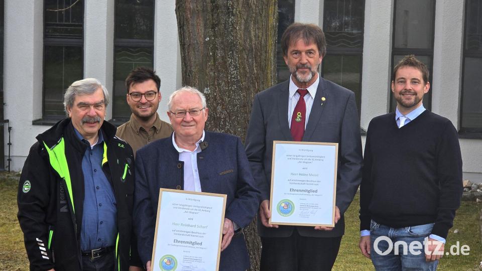 Bei der Siedlergemeinschaft Amberg „Am Wagrain“ gibt es zwei neue Ehrenmitglieder: Reinhard Scharf (Dritter von links) und Heinz Meinl (Zweiter von rechts). Sie bekamen jeweils Urkunden. Bild: Christian Schafbauer/exb