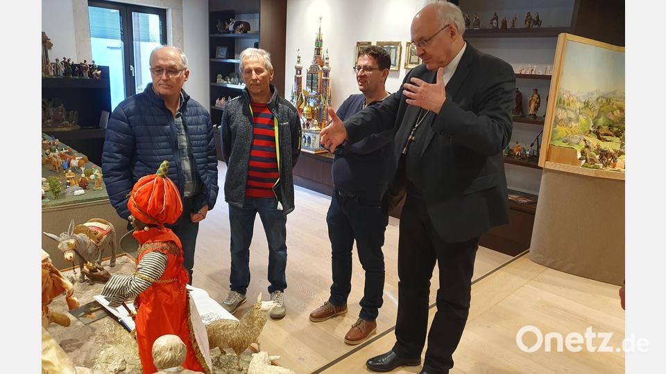 Josef Weig, Peter Führnrohr und Herbert Putzer begutachten interessiert die umfangreiche Sammlung von Bischof Rudolf Vorderholzer. Bild: Gerhard Müller/exb