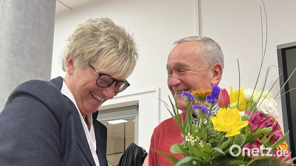Vorsitzender Kurt Seggewiß dankt der bisherigen 2. Vorsitzenden Sabine Guhl für ihr Engagement mit einem Blumenstrauß. Bild: vv