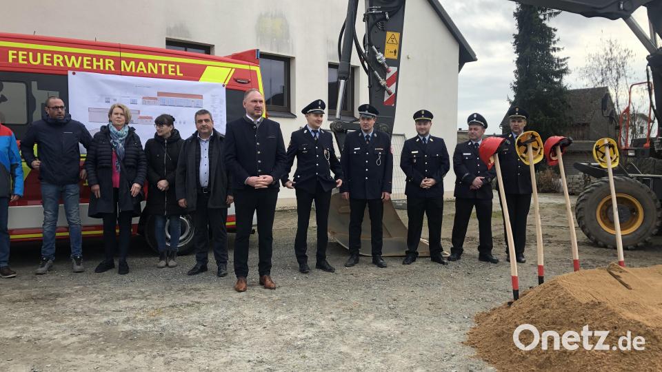 Beim symbolischen Spatenstich erklärte Bürgermeister Richard Kammerer (vorne), warum die Baumaßnahme erforderlich ist. Bild: sei