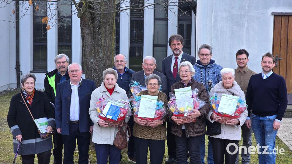 Diese Mitglieder, die mindestens seit 30 Jahren bei den Wagrain-Siedlern sind, wurden geehrt. Die Vorstandsmitglieder und Ehrengäste gratulierten. Von links: Roswitha James, Reinhard Ott, Reinhard Scharf, Maria Birner, Josef Hofmann, Cäcilie Scherm, Johann Schöner, Heinz Meinl, Marianne Wolf, Christian Seraphin, Margareta Rogg, Christian Kätzlmeier und Matthias Schöberl. Bild: Christian Schafbauer/exb