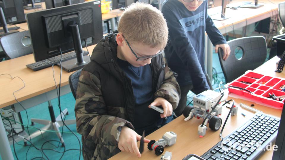 Im Fach Robotik können die Schüler kleine Roboter bauen. Bild: prh