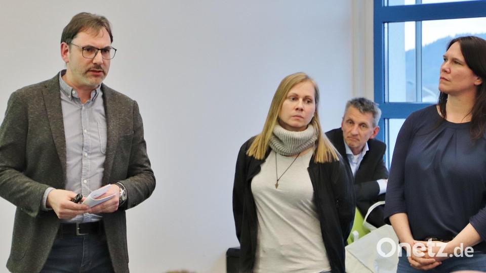 Das Beratungsteam der Berufsschule Schwandorf hat immer wieder mit psychisch beeinträchtigten Jugendlichen zu tun. Aus der Praxis berichteten Maximilian Schönberger, Anja Hennig und Tanja Haberl (vorne, von links). Bild: Thomas Dobler