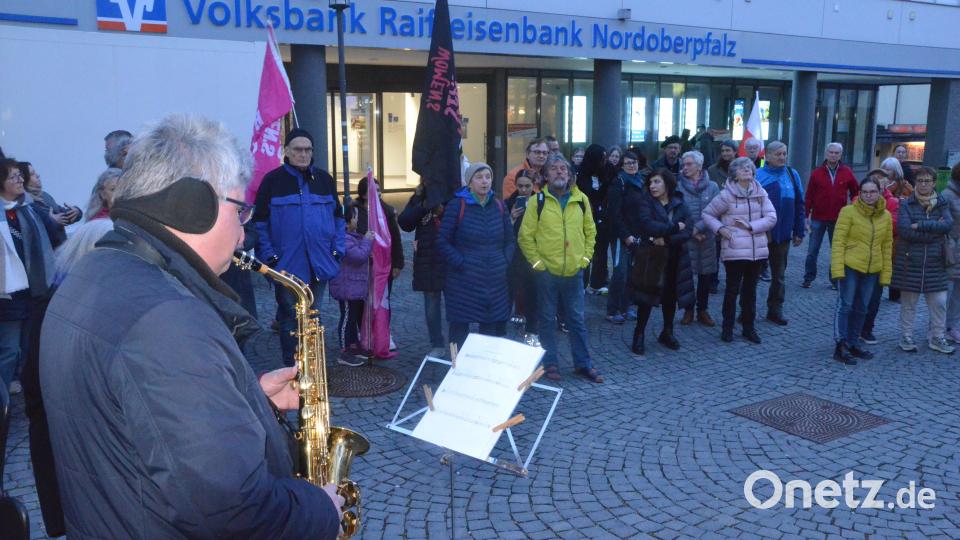 Herbert Schmid begleitet die Demonstration unter anderem mit dem Saxofon. Bild: Kunz