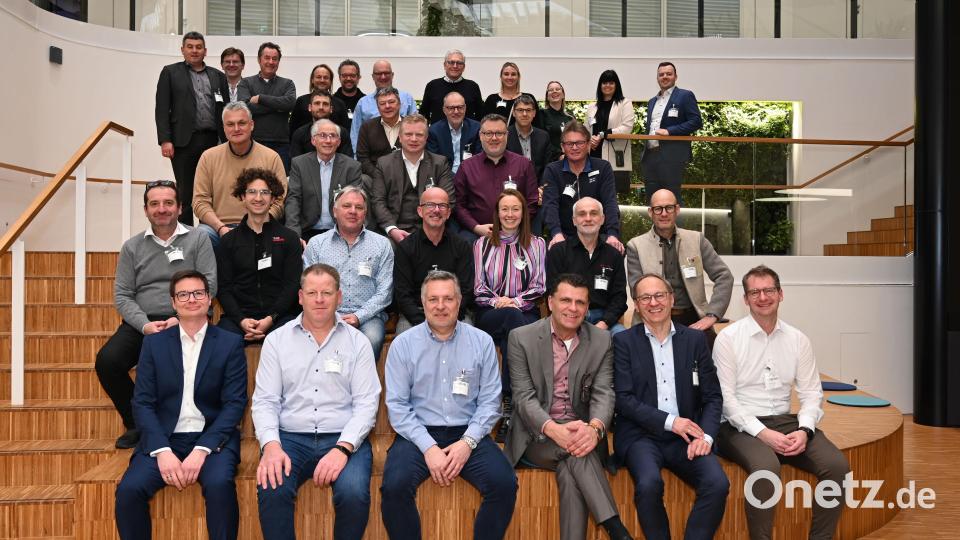 Diskutierten über die Energie der Zukunft: Die Mitglieder des IHK-Gremiums Amberg-Sulzbach mit ihrem Gremiumsvorsitzenden Markus Frauendorfer (vorne, Zweiter von rechts), IHK-Geschäftsstellenleiter in Amberg, Matthias Segerer (vorne, rechts) und Gastgeber Hans-Peter Scharl, Standortleiter bei Siemens Amberg (vorne, Dritter von rechts). Bild: Dagmar Gutbrod/exb