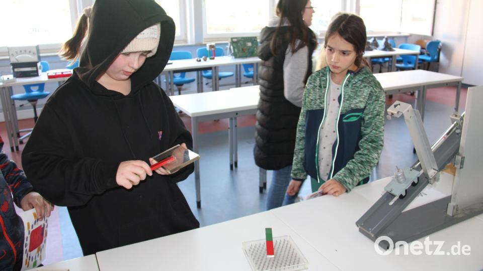 In Physik mit einem Magneten hantieren konnten die Neulinge an einer der informativen Stationen. Bild: prh