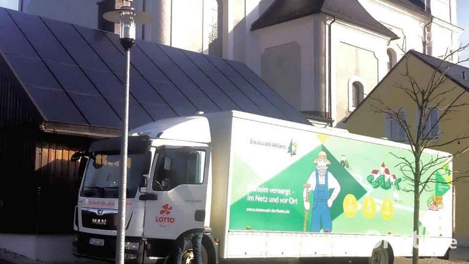 Nach Feierabend und an den Sonn- und Feiertagen parkt der Mobile Dorfladen der Steinwaldallianz derzeit noch am Markthaus in Fuchsmühl. Ab April wird er dort aber verschwunden sein. Neuer Standort ist die Gemeinde Neusorg. Bild: wro