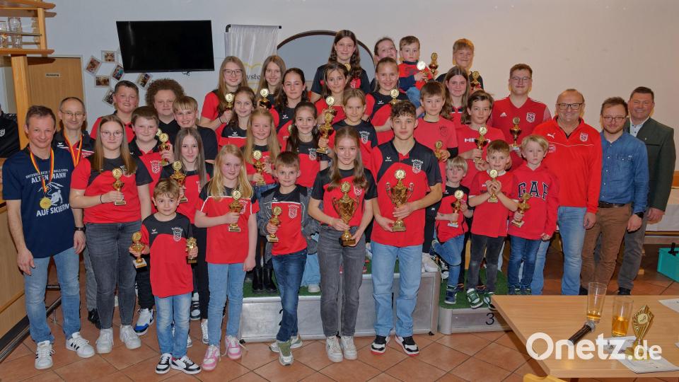 Der TSV-Schiclub Pleystein kürt mit Annika und Marco Schön (vorne, Mitte) erstmals ein Geschwisterpaar zu Stadtmeistern. Mit im Bild sind die Schiclub-Gewinner der einzelnen Kategorien und Ski-Alpin-Sportwart Alex Schön (links). Bild: Thomas Enslein/exb