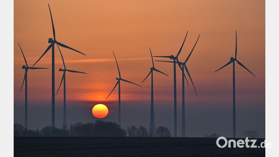 Allein durch Wind und Sonne könnte eigentlich genügend Energie gewonnen werden, um den Bedarf zu decken – jedoch oft nicht zur richtigen Zeit. Bild: Patrick Pleul/dpa