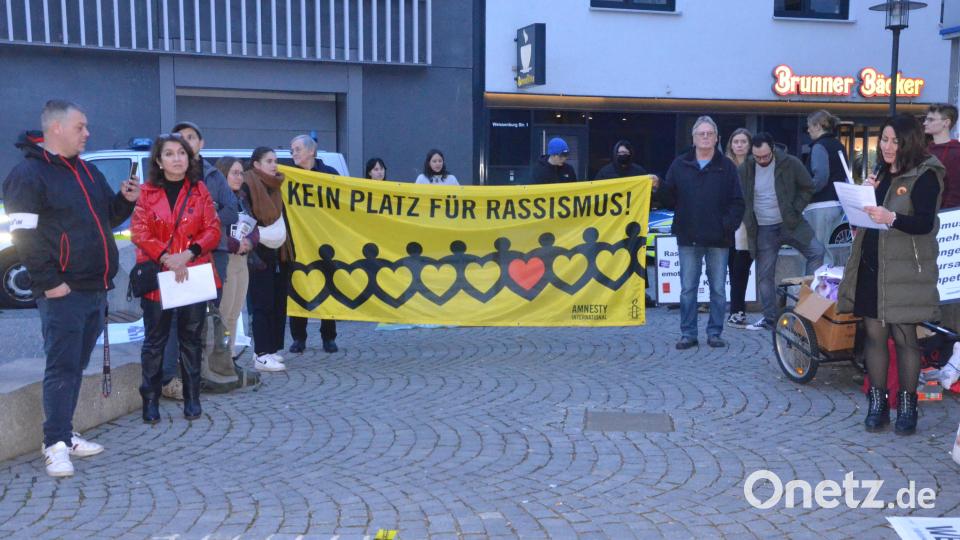 &quot;Kein Platz für Rassismus&quot;: Das Oberpfälzer Bündnis für Toleranz und Menschenrechte hat am Donnerstagabend zur Kundgebung auf dem Macerataplatz aufgerufen. Bild: Kunz
