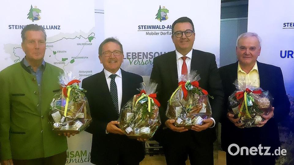 Redner beim Festakt der Steinwald-Allianz in der Erbendorfer Stadthalle waren Eberhard Freiherr von Gemmingen-Hornberg (von links), Hans Donko, Roland Spiller und Günter Kopp. Bild: wro