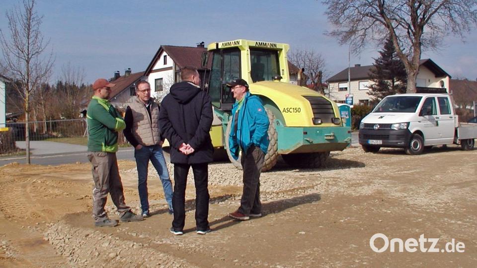 Zur Lagebesprechung trafen sich die Verantwortlichen am derzeit entstehenden Netto-Markt. Bild: ld