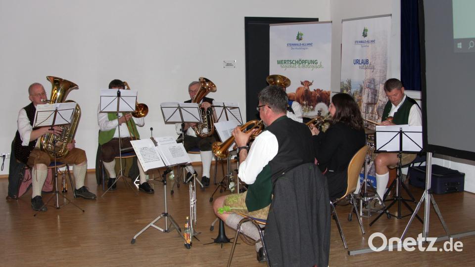Für den musikalischen Teil sorgten die Turmbläser aus Erbendorf. unter der Leitung von Markus Ringer. Bild: wro