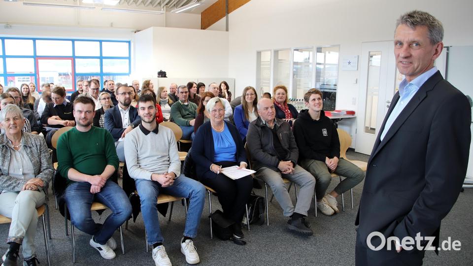 Unterstützungsmöglichkeiten bei psychischen Auffälligkeiten von Auszubildenden stellte Dr. Stefan Gerhardinger (rechts) bei einer Fachkonferenz des Lokalen Bündnisses für Familien in Nabburg vor. Bild: Thomas Dobler