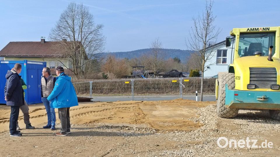 Zur Lagebesprechung trafen sich die Verantwortlichen am derzeit entstehenden Netto-Markt. Bild: ld